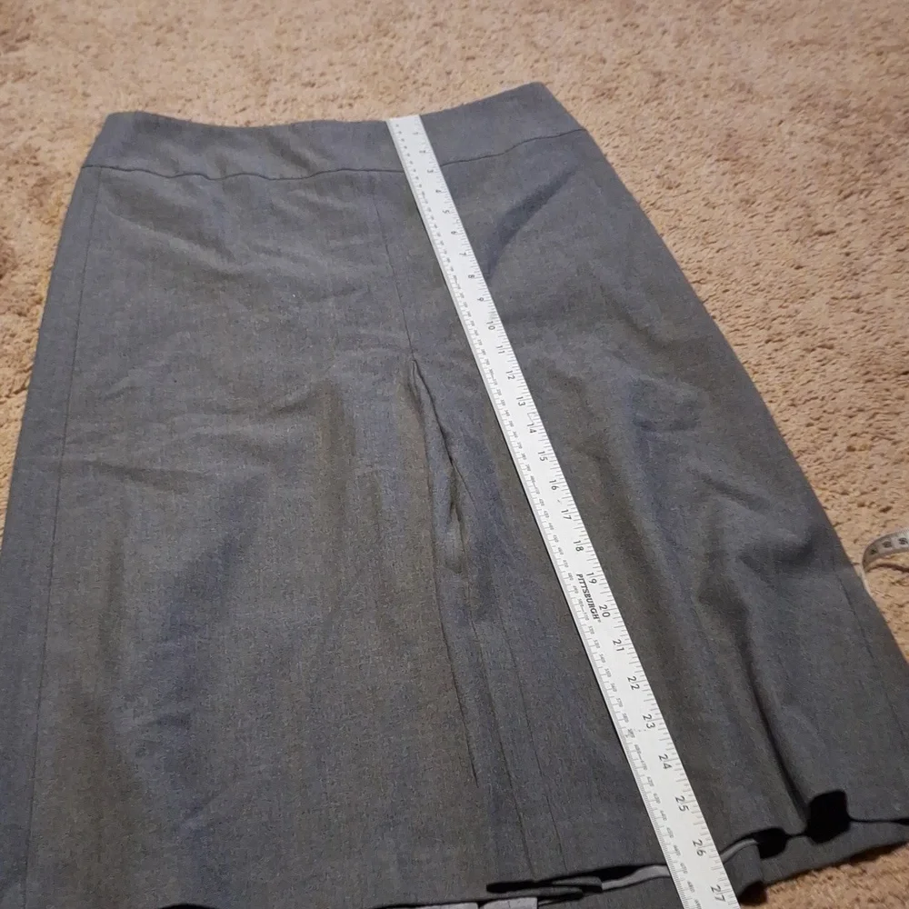 Anne Taylor/ size :4 /.  Gray Midi skirt with pleated slit in front and …